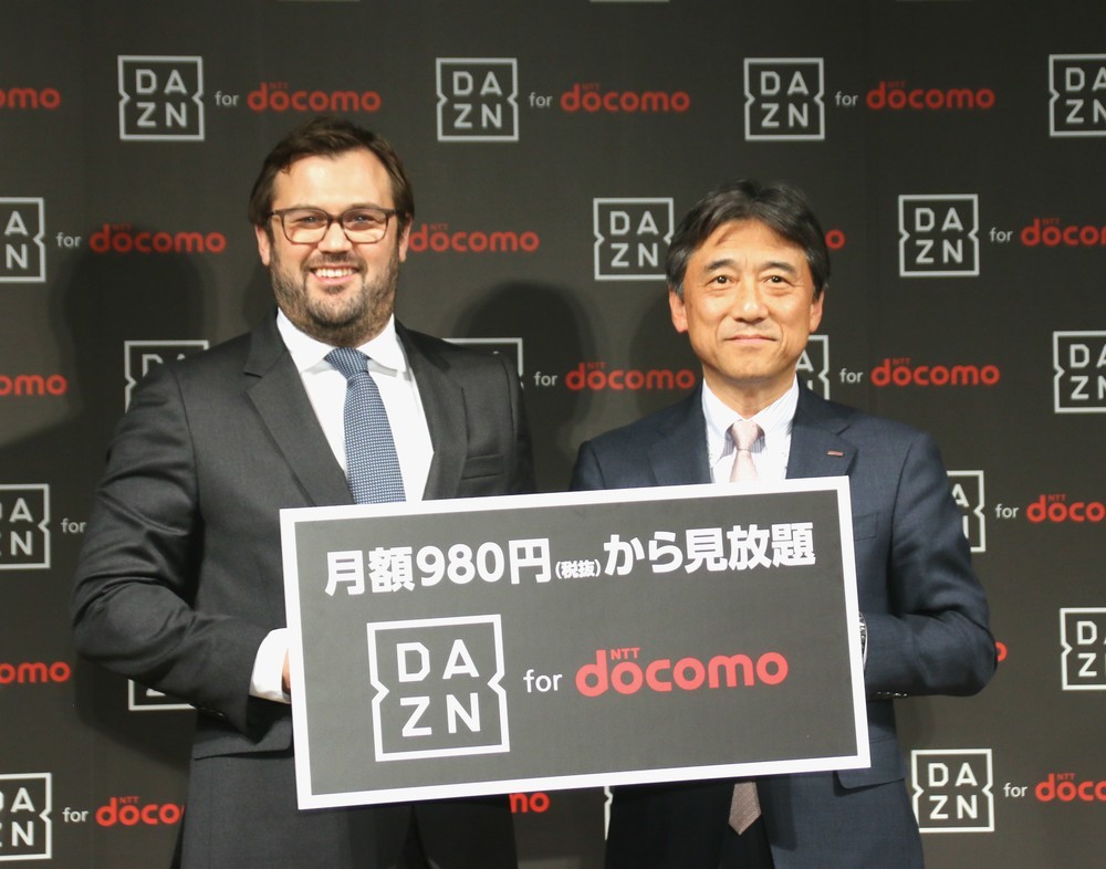 NTTドコモの吉澤和弘・代表取締役社長（右）とDAZNのジェームズ・ラシュトンCEO（2017年2月8日撮影）
