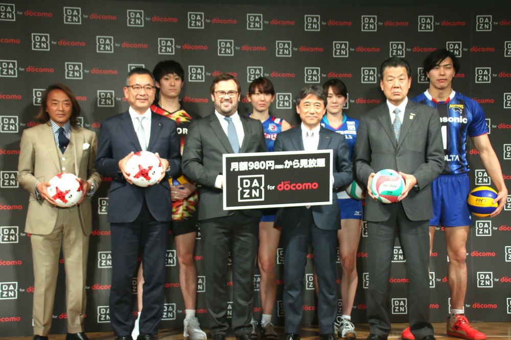 Jリーグの村井満チェアマン（右から2人目）やVリーグ機構の嶋岡健治・代表理事会長（左から2人目）、日本サッカー協会（JFA）の北澤豪理事（左端）らが特別ゲストで登場した（2017年2月8日撮影）