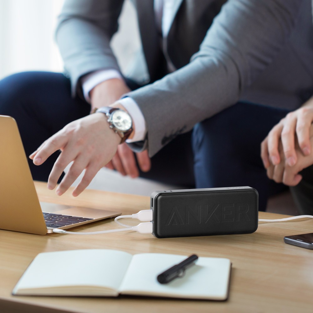 USB機器3台を同時急速充電　モバイルバッテリー