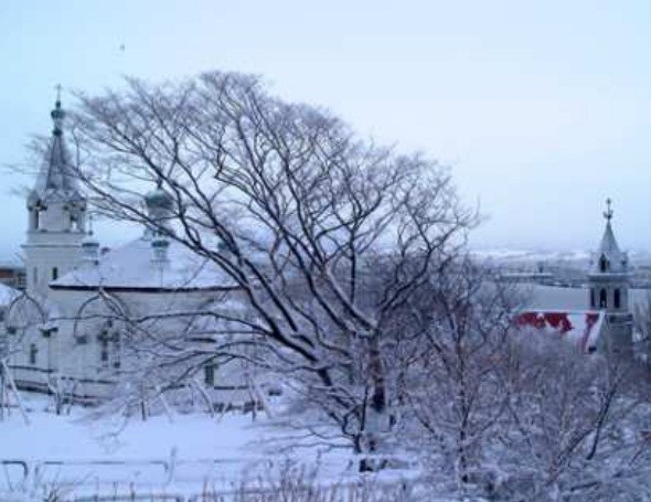 雪化粧した函館山麓の元町教会群