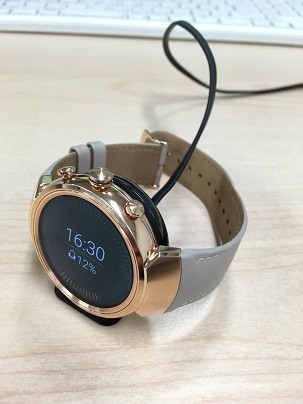 「ZenWatch 3」の充電