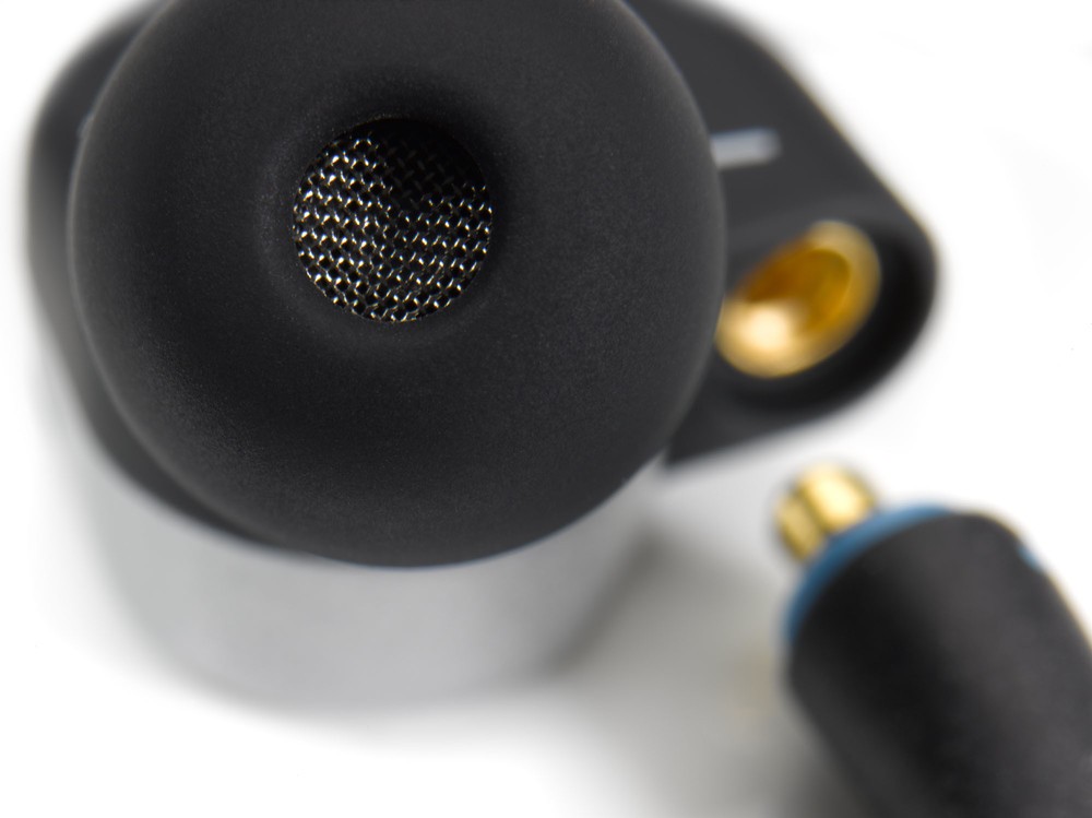 着脱式ケーブルを採用