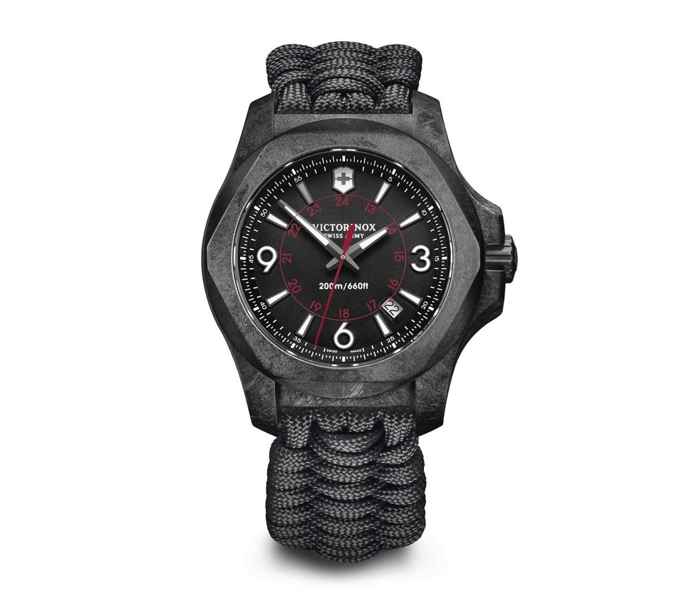 強靭で軽量なオールブラックモデルの腕時計 ビクトリノックス「I.N.O.X. CARBON」