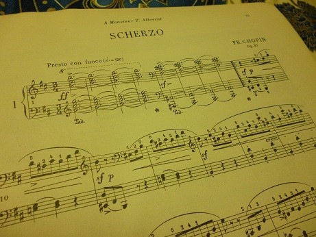 スケルツォ第１番の冒頭楽譜　激しい和音から始まる