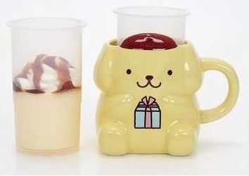 カスタードムースの上にホイップクリームとカラメルソースをのせている。