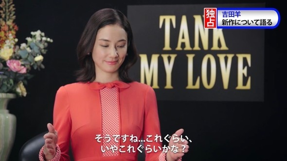 プリンターのサイズ感を手で表現する吉田さん