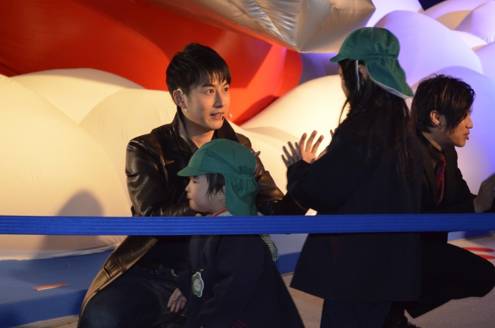 地元園児とハイタッチする石黒さん