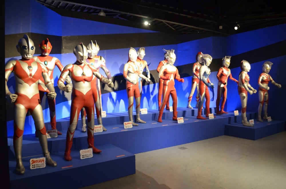 歴代ウルトラヒーローの立像が並ぶ光景は壮観