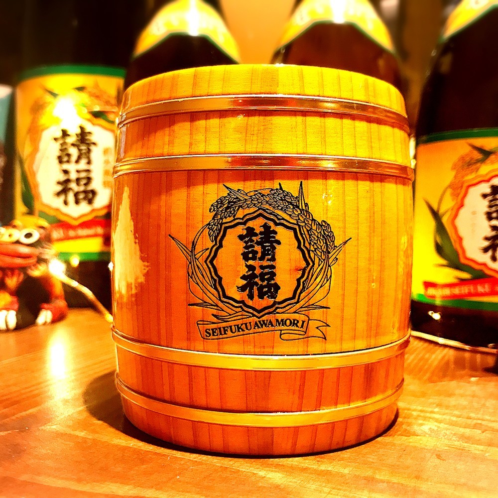 石垣島の泡盛「直火請福」とコラボ　国産木材を使った「木樽型」のジョッキ