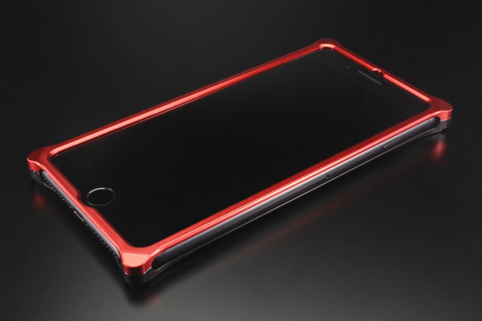 液晶面レッド、背面ブラックの組み合わせ