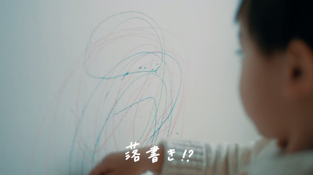 壁に落書きする男の子