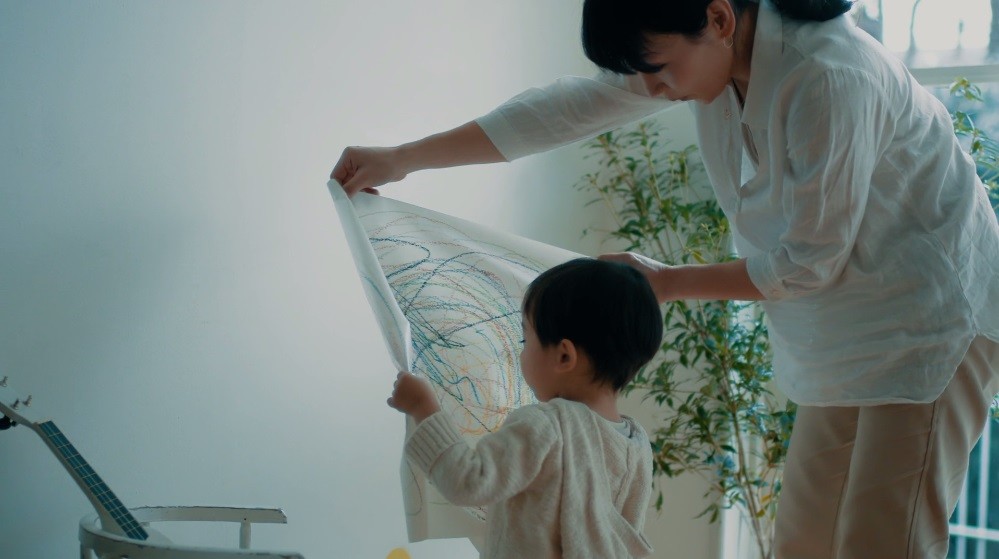 壁に貼ってあった「HARU stuck-on design;」をペラっとはがしたママ