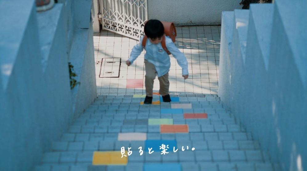 外階段のタイルにも貼れちゃう