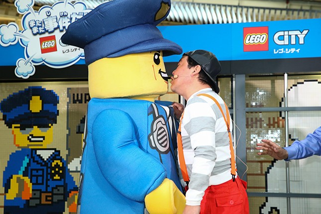 ポリス着ぐるみと上島竜兵さんが公開キス