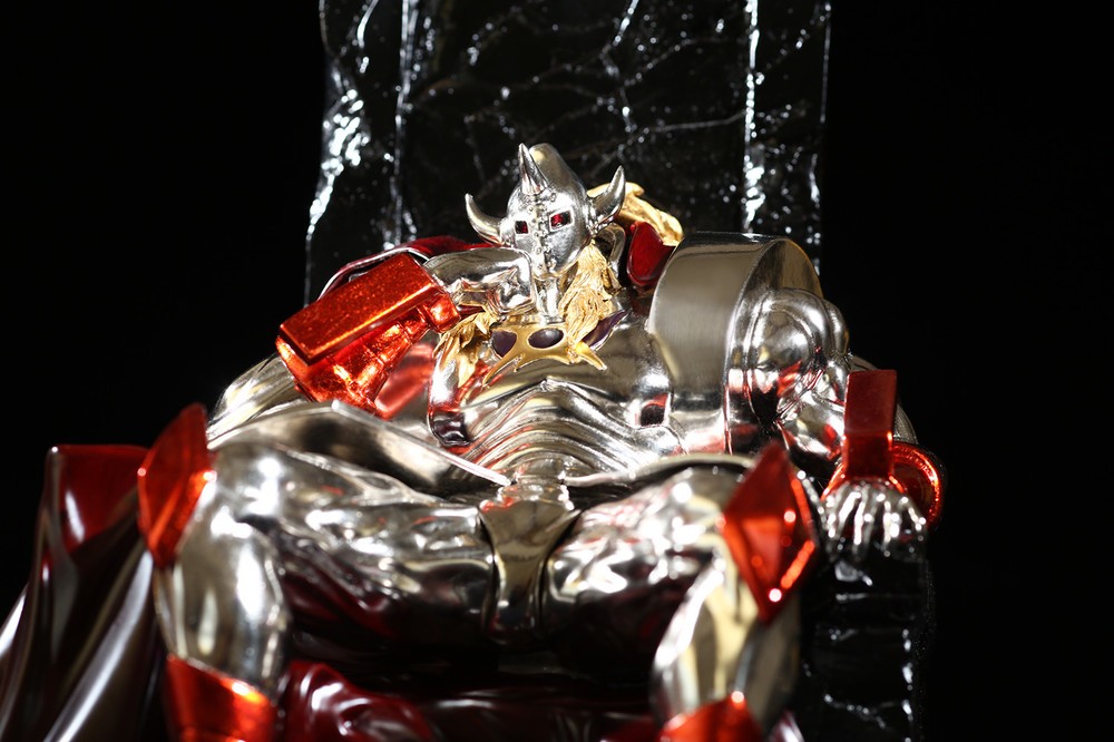 玉座とマント部分は漆を使用