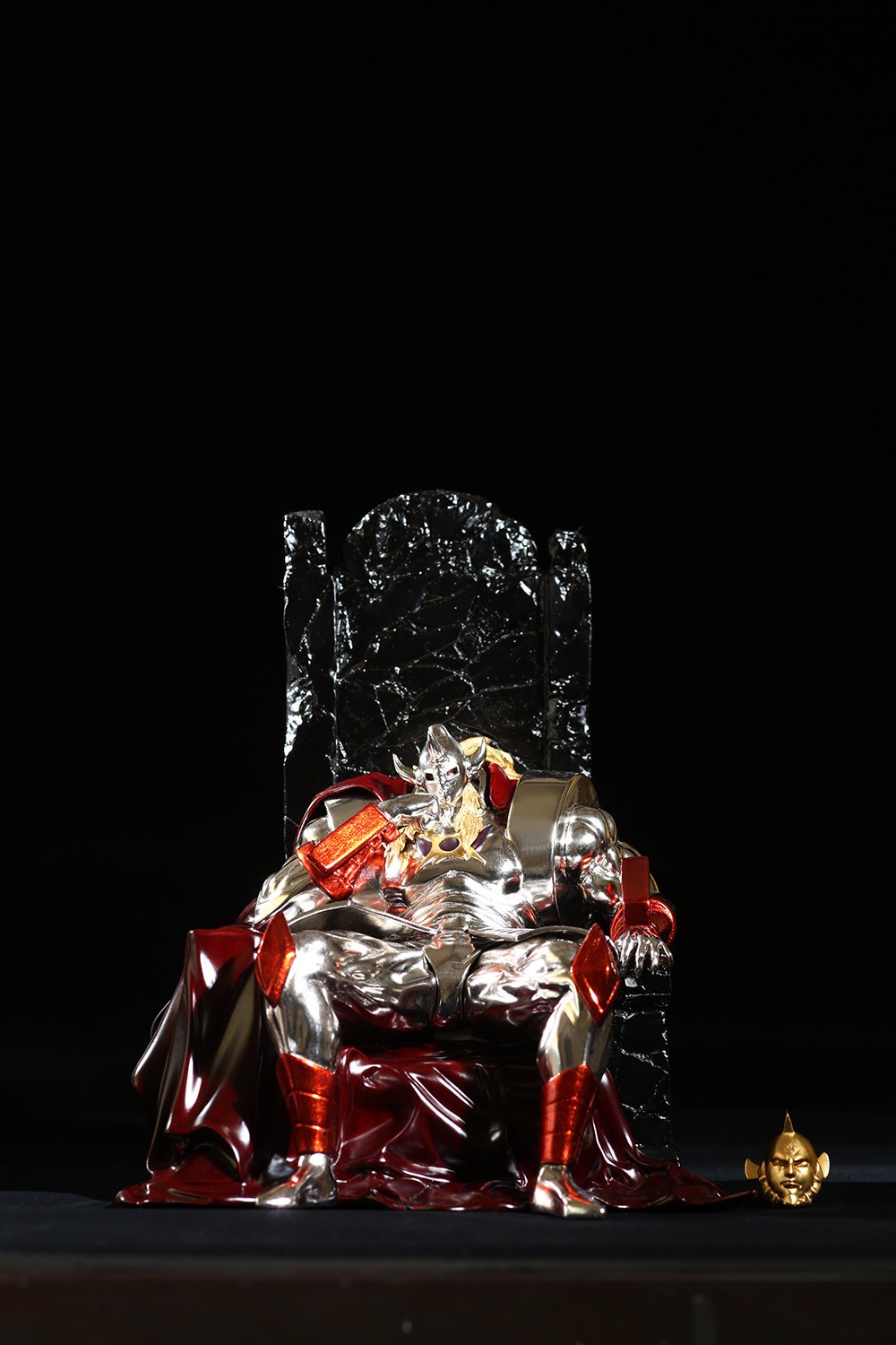 サンシャインの砂金を身にまとった純金箔仕様の「ケビンマスク」の再販も