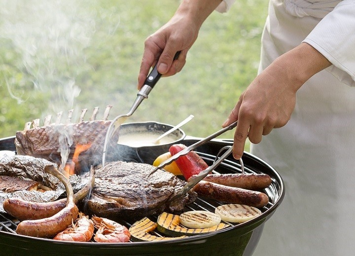 夕食は客室のテラスでコース仕立ての「フレンチBBQ」が味わえる