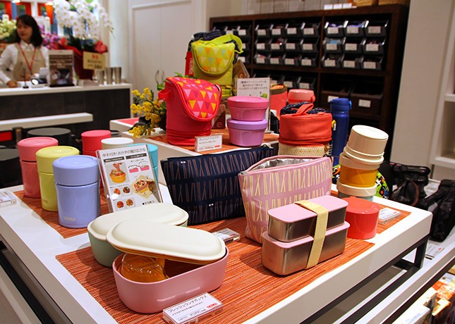 サーモスの保温技術を使った弁当箱も販売