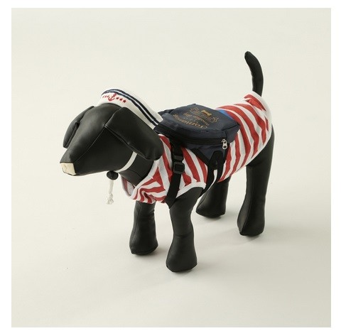 タンクトップ、ハット、リュックを合わせて