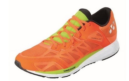 膝へのやさしさにこだわったランニングシューズ　ヨネックス