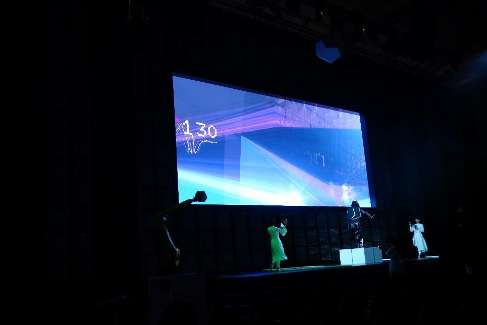AR表現はステージ奥に設置された巨大スクリーンに表示される