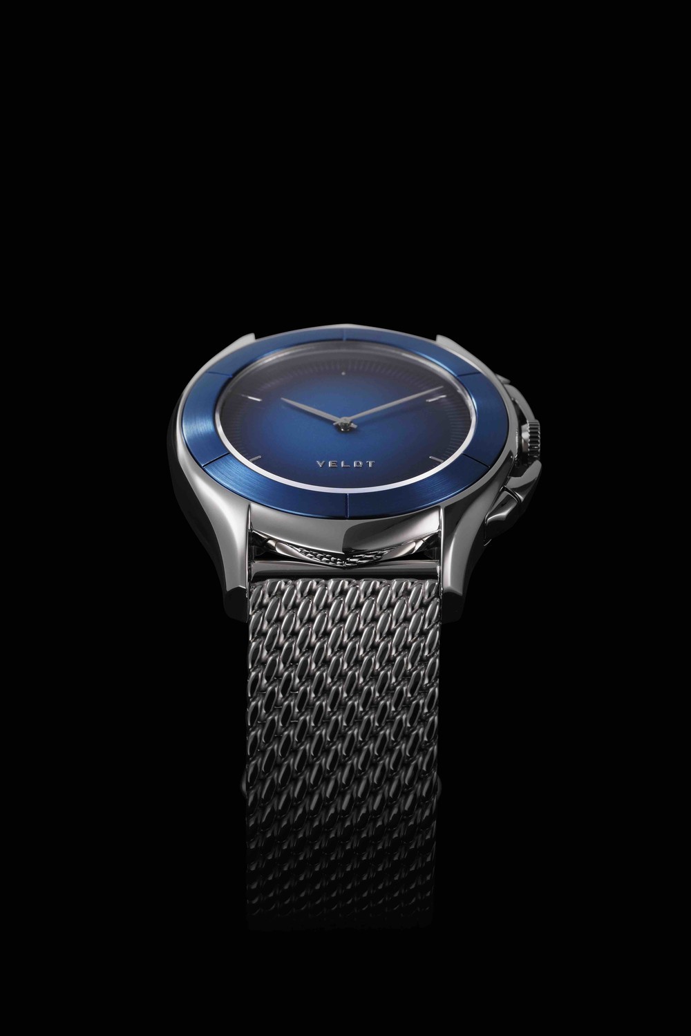 「VELDT　LUXTURE」は12時と6時方向の突起から流れるようなシルエットを採用