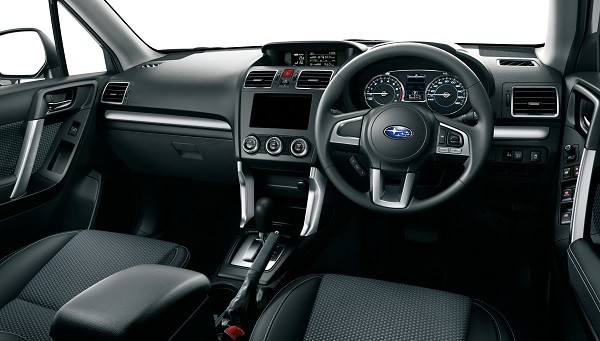 スポーティかつカジュアルな内装