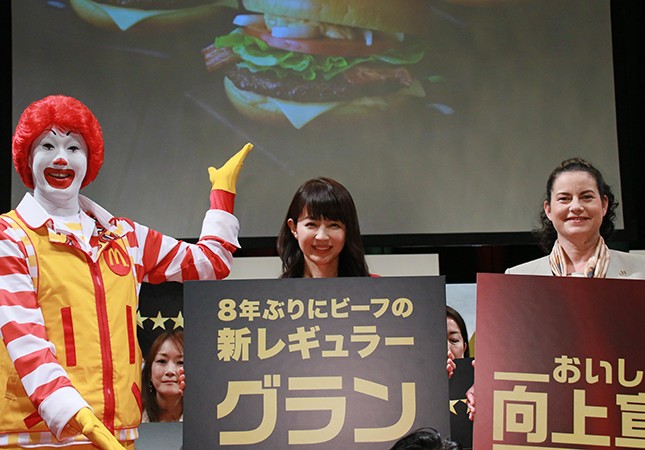 （写真左から）ドナルド、平井理央さん、日本マクドナルドのサラ・エル・カサノバ社長兼CEO