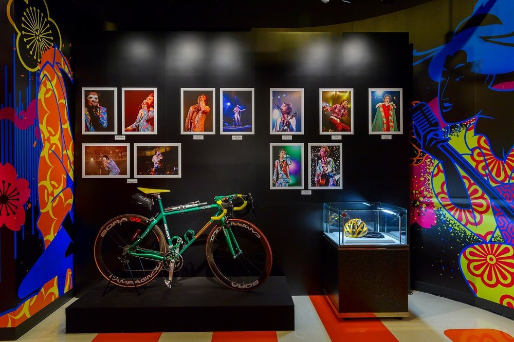 忌野さんが愛用した自転車アイテムとライブ写真11枚　The images shown depict wax figures created and owned by Madame Tussauds.