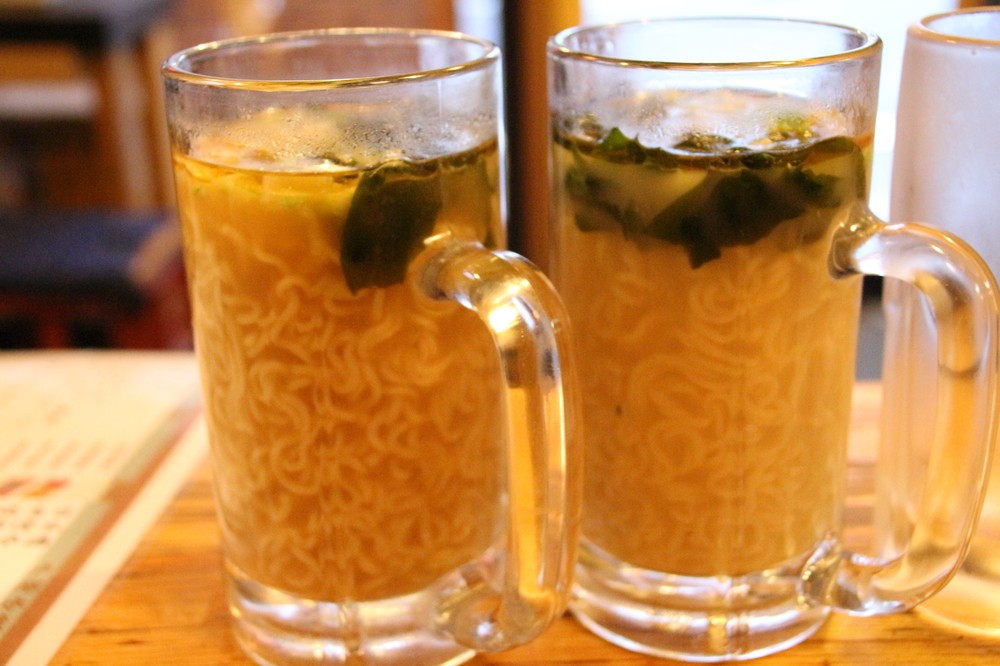 話題の「ジョッキラーメン」食べてきた　取っ手を握り、ズズズーーーッ！