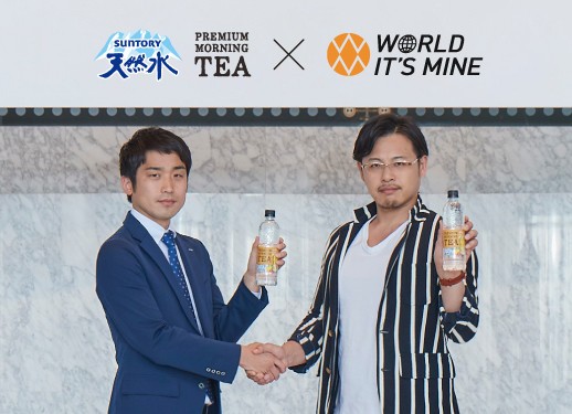 （写真左から）「サントリー天然水 PREMIUM MORNING TEA レモン」開発チーム担当者、瀬良社長