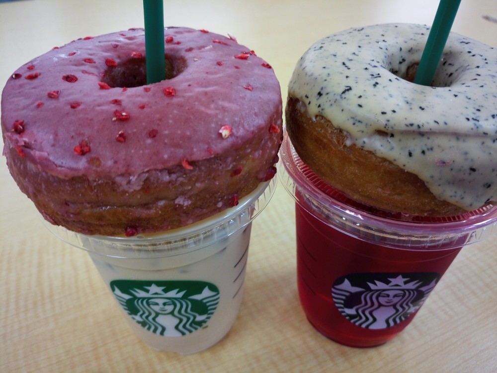 スタバでひそかに流行中　ドーナツを飲み物に「ドーン！」一体これは何？