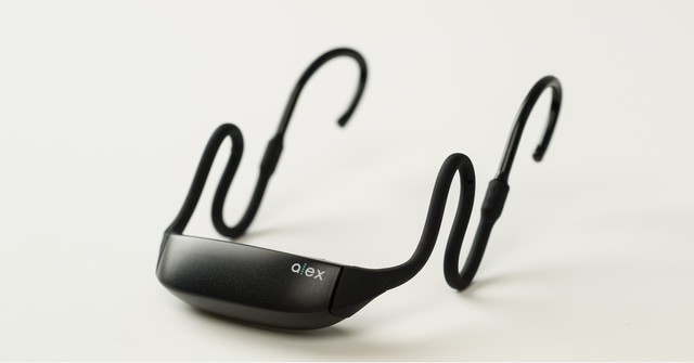 首にかけるだけで悪い姿勢をセンサーが感知　「スマホ首」を矯正できるウェアラブル端末