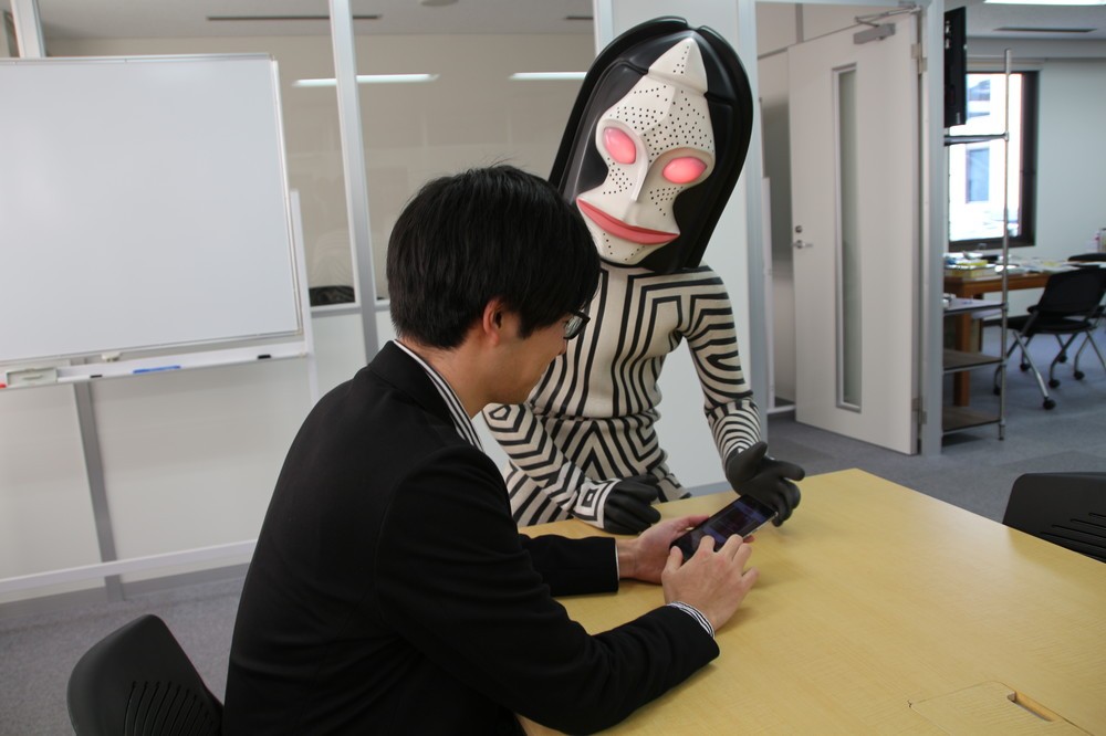 記者にゲームをレクチャー