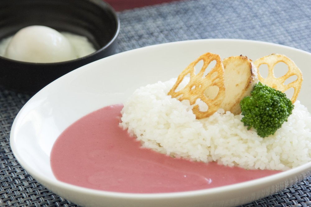 ピンク色美しい「さくらカレー」　苗場プリンスホテルでGW限定発売