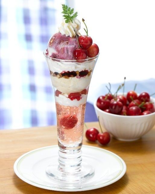 「佐藤錦」たっぷり使ったゴージャスな「さくらんぼデザート」　ロイホで初夏限定発売