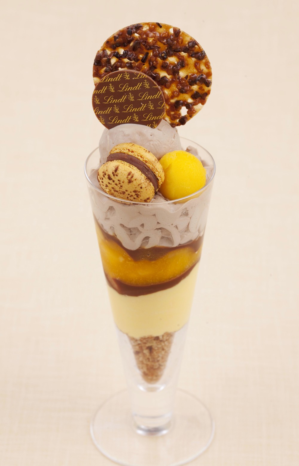 リンツの銀座カフェだけで食べられる「ショコラパフェ マンゴー」　春夏限定デザート