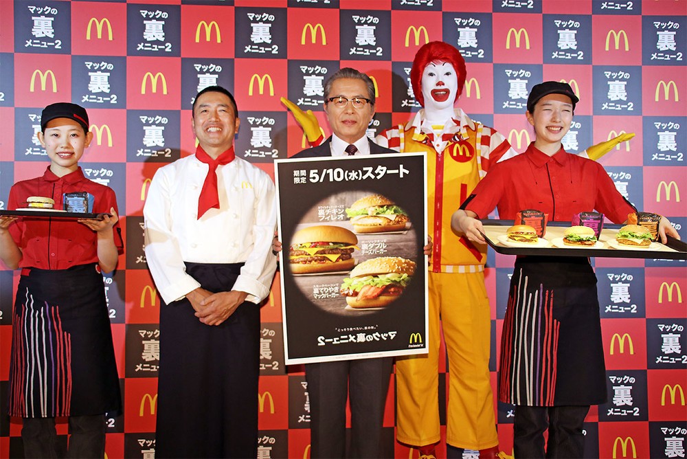 （クルーをはさんで左から）日本マクドナルドのメニューマネジメント部・若菜重昭上席部長、本田博太郎さん、ドナルド