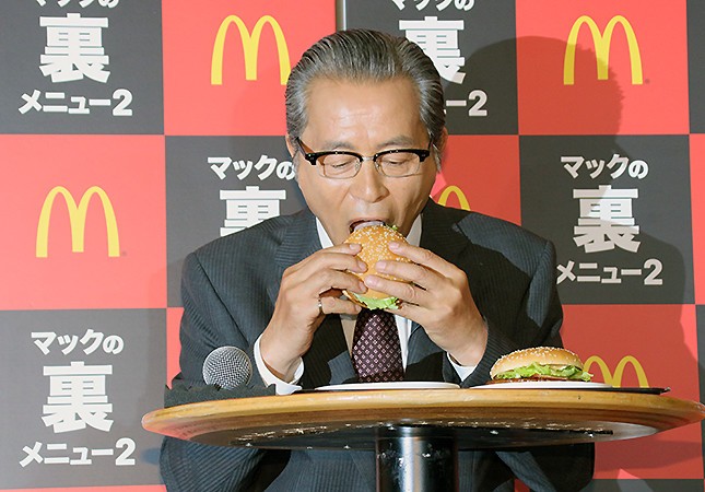 「マックの裏メニュー2」をほおばる本田さん