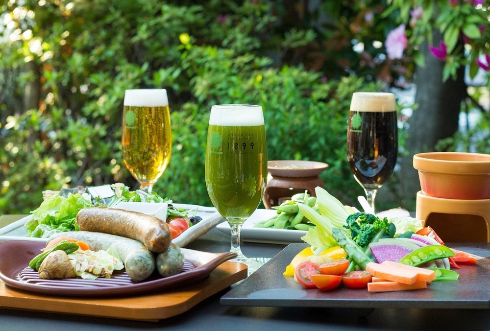 「抹茶ビアガーデン」がやってきた　抹茶ビール、抹茶ワイン、抹茶ポテサラで乾杯だ！