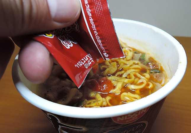 「特製唐玉ペースト」を投入（編集部撮影）