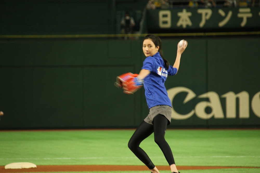 後ろにひいて、投げました！