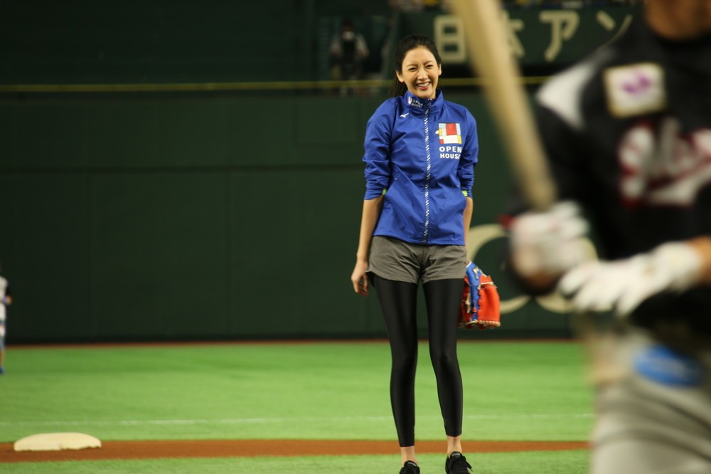 投げ終えて笑顔の菜々緒さん