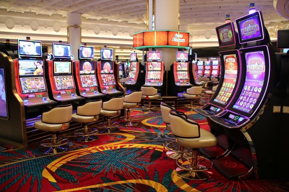 気軽に遊べるスロットも充実している