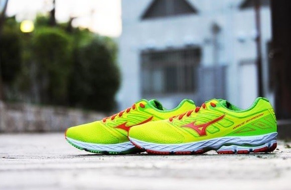 夏でも効率よくトレーニングできるランニングシューズ「WAVE SHADOW」