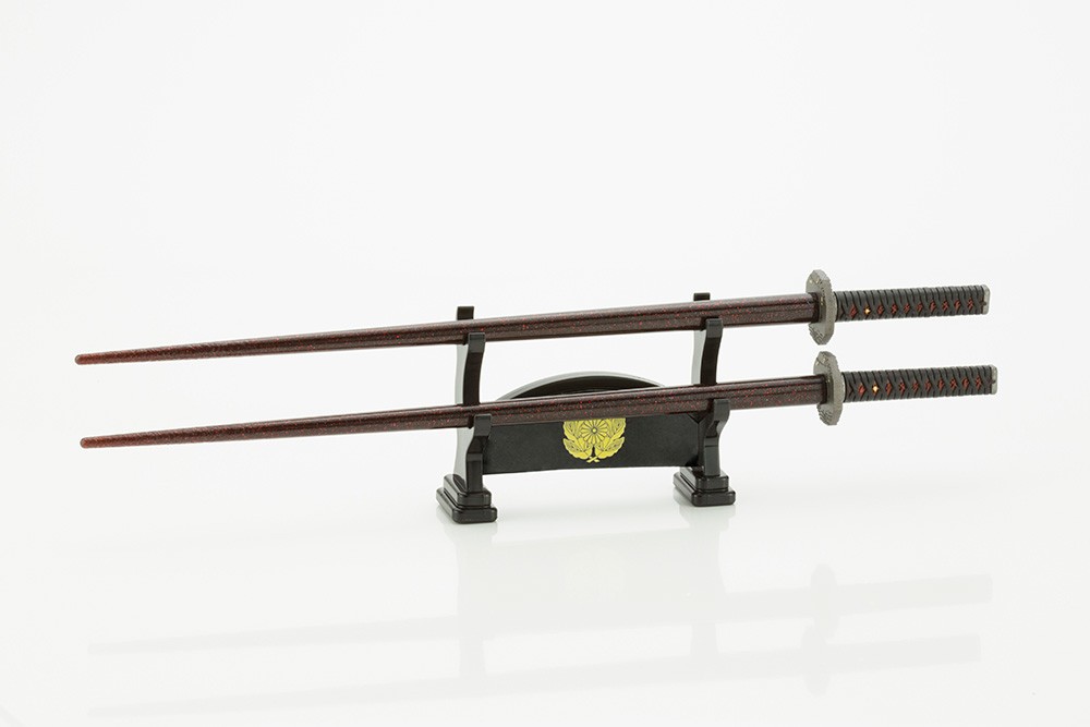 食卓に「西郷どん」愛用の日本刀！　ゲン担ぎにぴったり