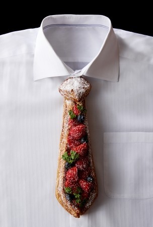 長さ30センチの「真っ赤なネクタイパン」　頑張っているお父さんに！