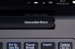 ヒンジ部分のブランドロゴ