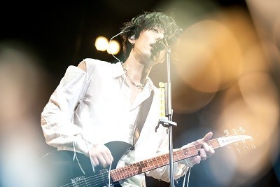 武道館でのRADWIMPSのステージ（2017年5月10日、撮影・八尾 武志）