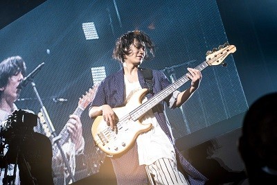 武道館でのRADWIMPSのステージ（2017年5月10日、撮影・八尾 武志）